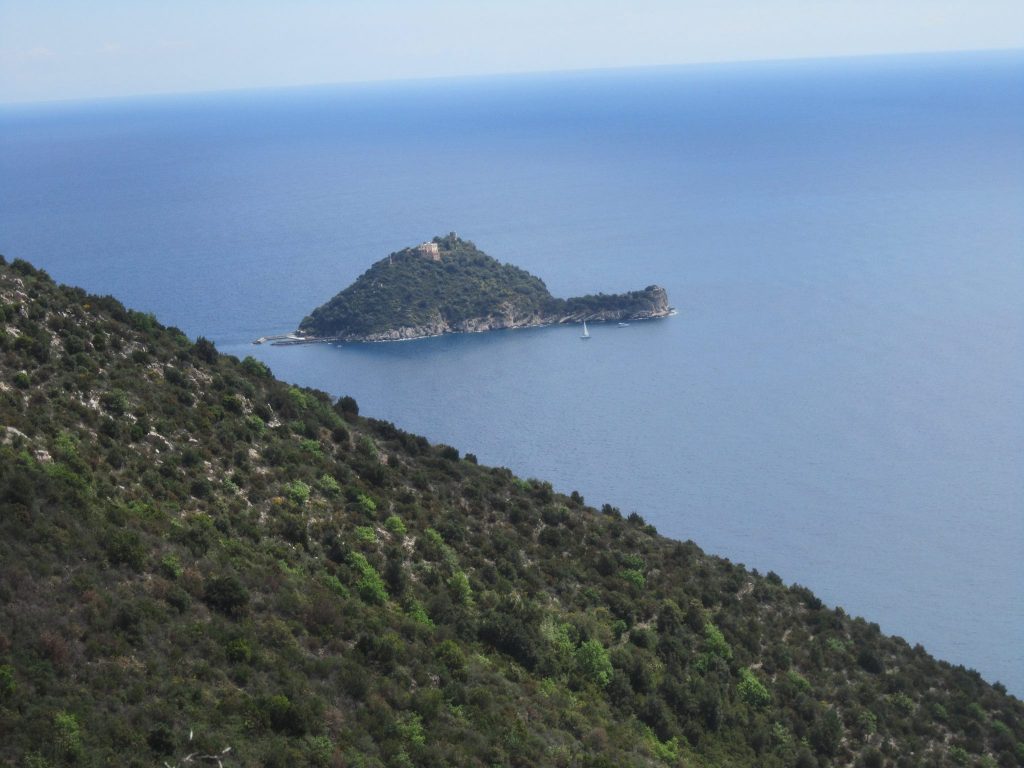 Vue de l'île Gallinara depuis la Via Julia Augusta
